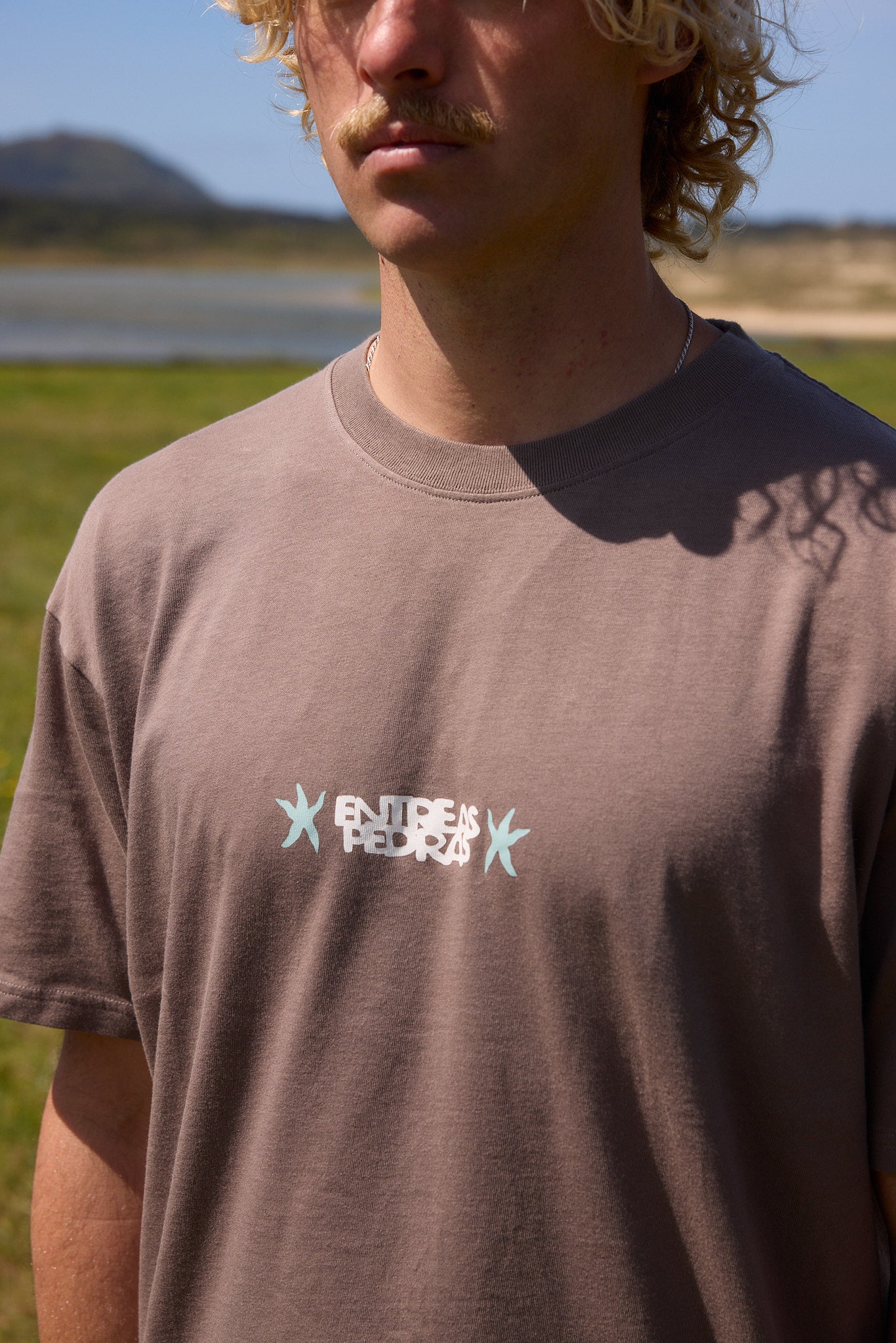 Camiseta entre as pedras brown