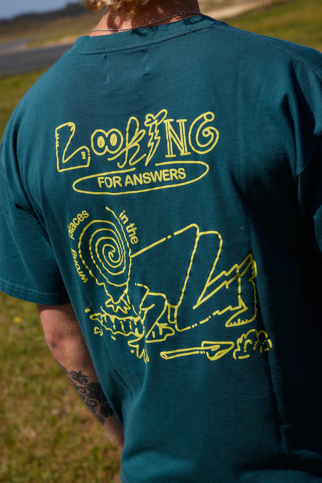 Camiseta looking for answers